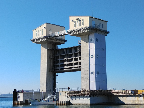津波高潮から漁港を守る施設 水門上部工事（茨城県）